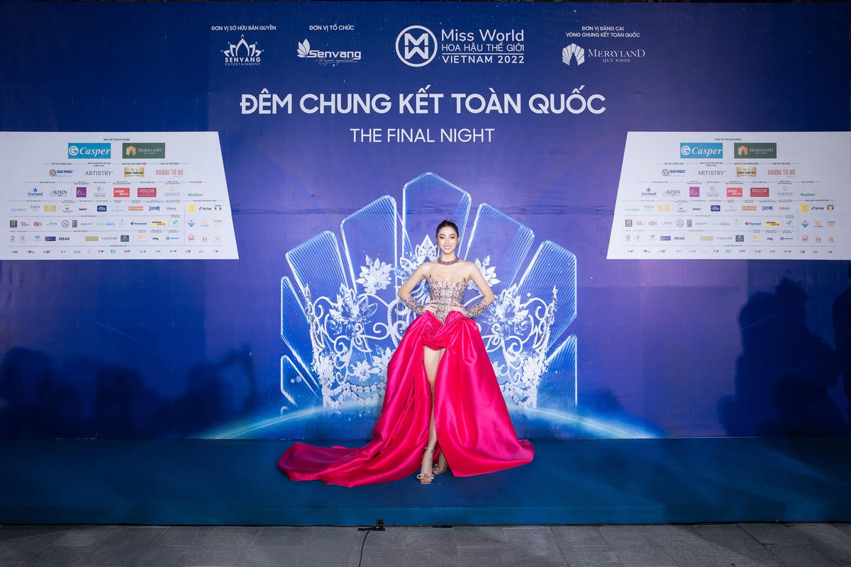 Hoa hậu Lương Thuỳ Linh diện đầm cách điệu với phần thân đính kết tinh xảo và phần tà hồng tạo kiểu.