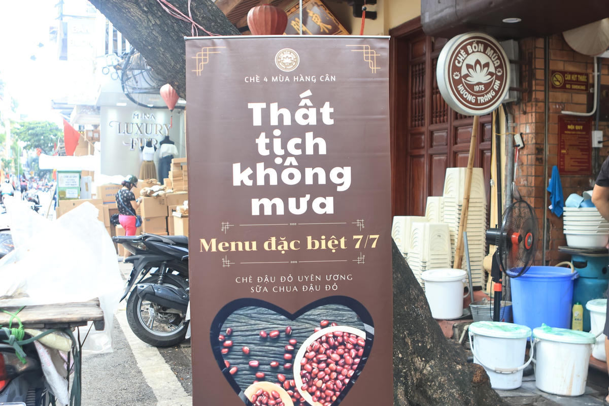 Biển quảng cáo về ngày lễ Thất tịch được chủ cửa hàng để ngay cửa quán nhằm thu hút khách.