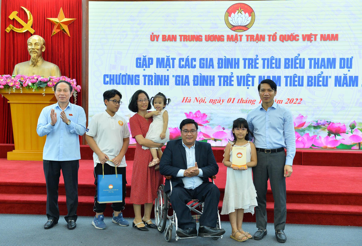 Phó Chủ tịch - Tổng Thư ký Lê Tiến Châu tặng quà các gia đình trẻ Việt Nam tiiêu biểu năm 2022.