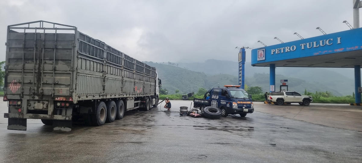 Sửa chữa phương tiện tại trạm dừng nghỉ Km171 + 500. Ảnh: Hà An.