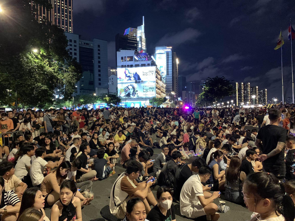 Nhiều người có mặt từ sớm ở khu vực bến Bạch Đằng chờ xem pháo hoa. Ảnh: Người đưa tin. 