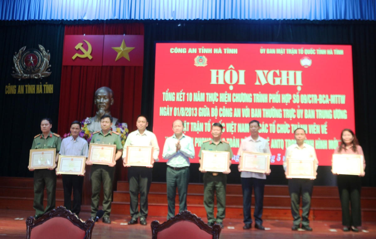 Trao bằng khen của Chủ tịch UBND tỉnh Hà Tĩnh cho các tập thể xuất sắc.