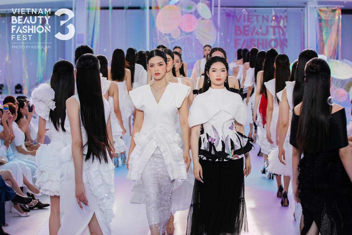 Buổi trình diễn có sự góp mặt của 59 thí sinh Miss World Vietnam 2023.