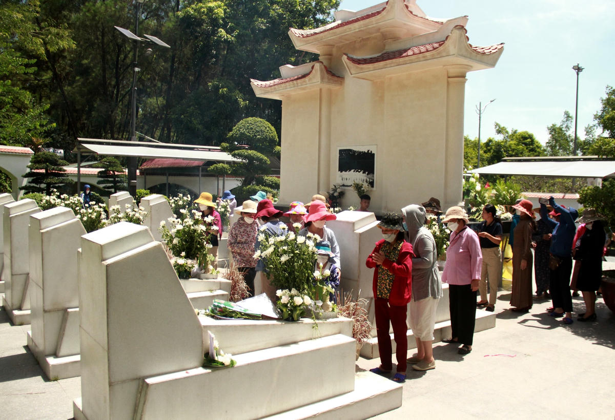 Những ngày tháng 7, hàng trăm đoàn du khách đến Khu di tích lịch sử Ngã ba Đồng Lộc để tri ân các Anh hùng liệt sĩ.