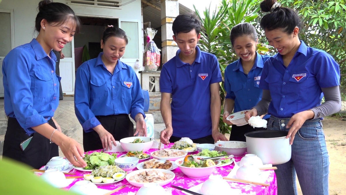 Các bạn đoàn viên, thanh niên tất bật chuẩn bị mâm cơm tri ân Mẹ VNAH.