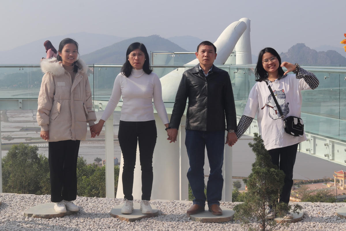 Do không muốn bon chen nên một số gia đình chọn cách đứng tại vị trí hướng mặt ra cầu kính, nơi thấy được view bàn tay khổng lồ.