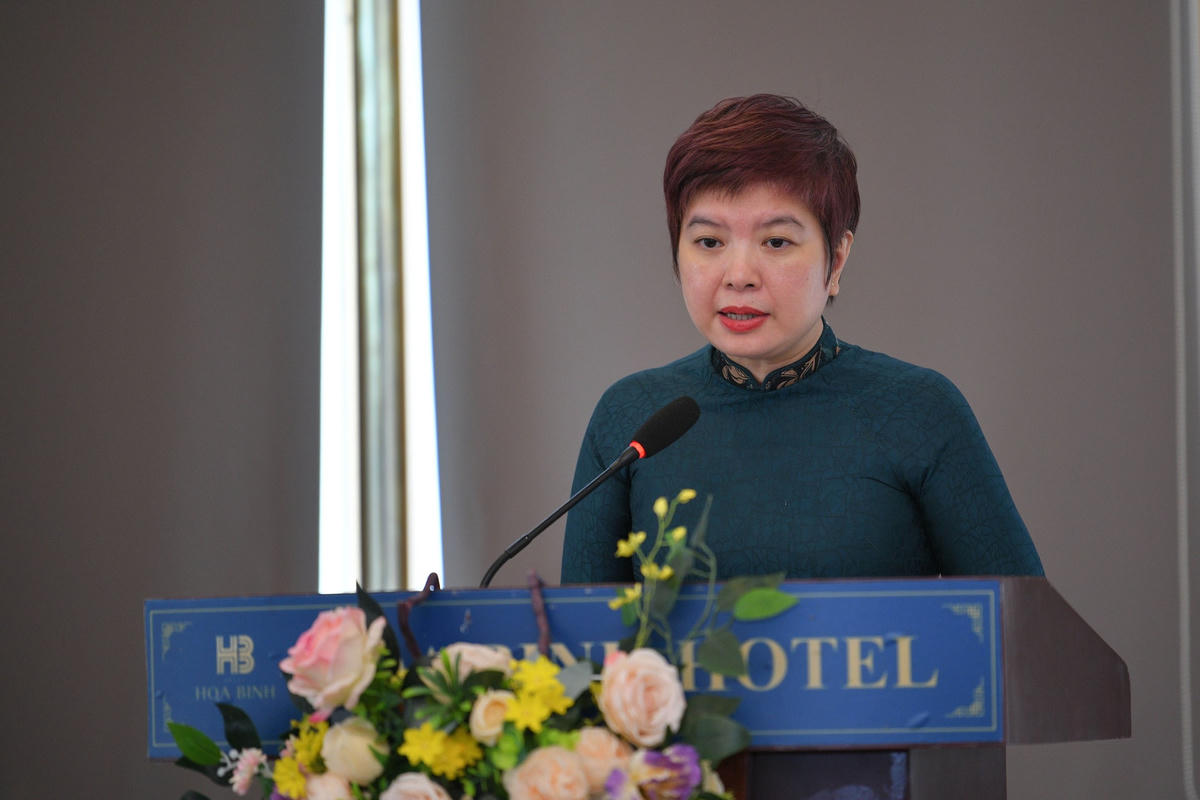 Nhà báo Dương Thị Thanh Hương, Phó Tổng Biên tập Báo Giáo dục và Thời đại công bố thể lệ cuộc thi.