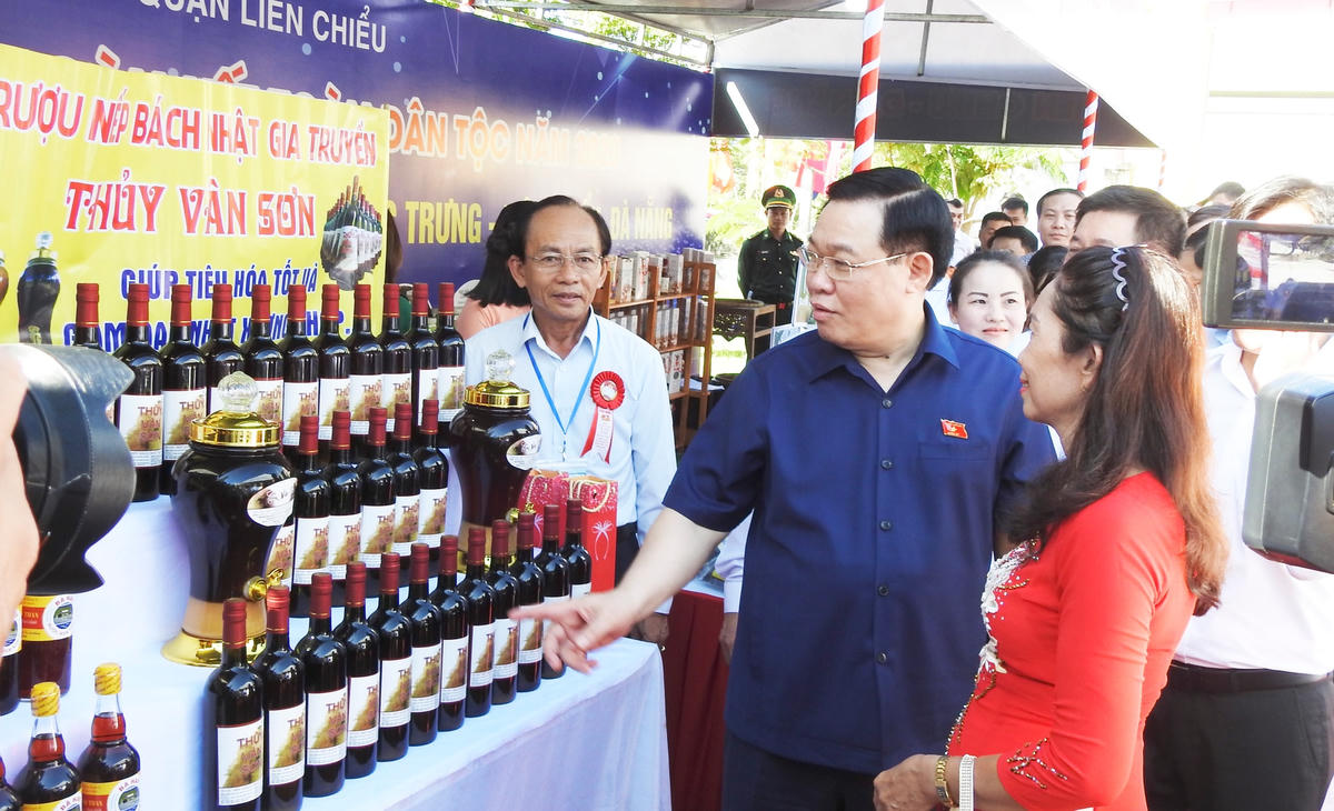 Chủ tịch Quốc hội Vương Đình Huệ thăm gian hàng sản phẩm truyền thống của phường Hòa Hiệp Bắc. Ảnh: Thanh Tùng.