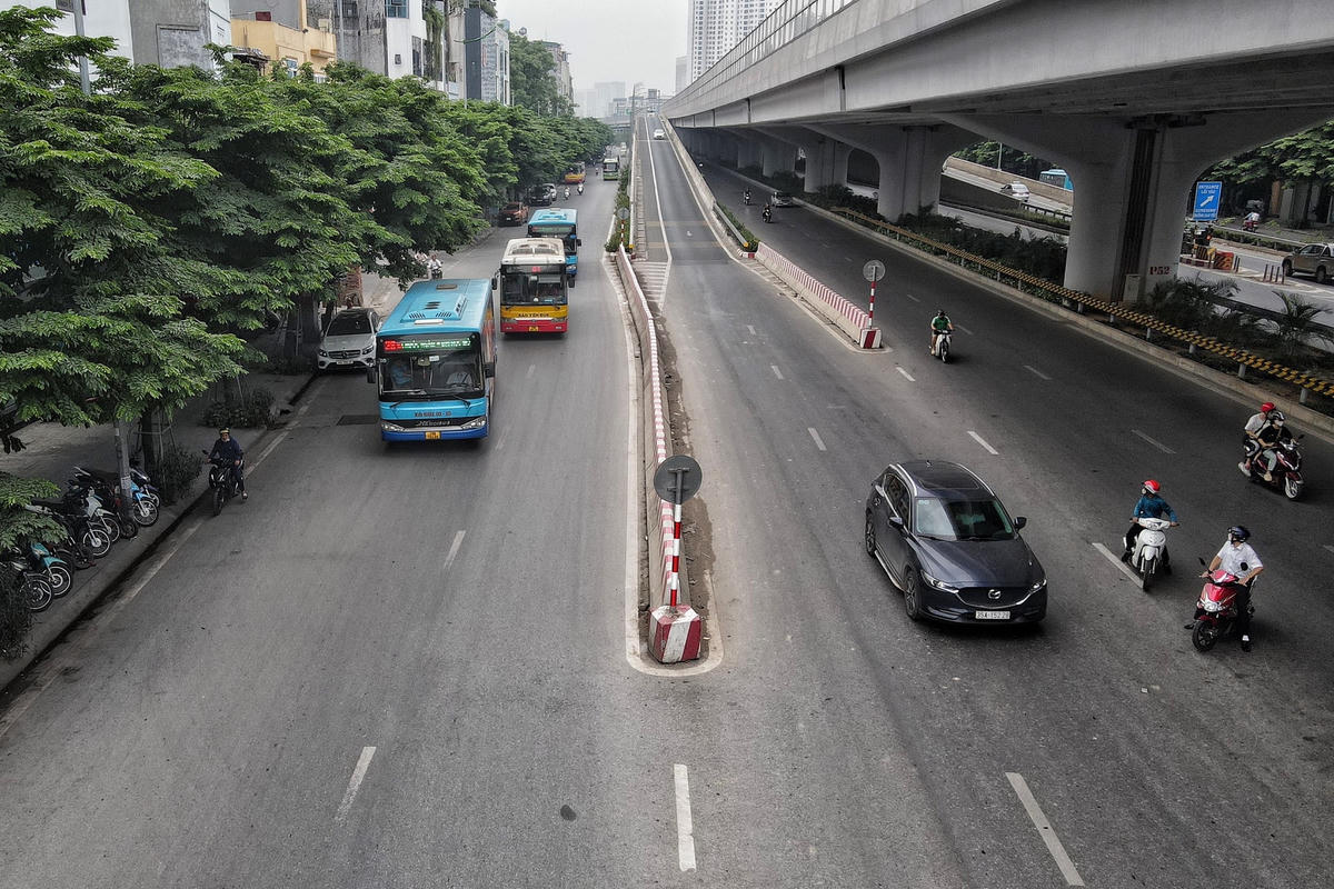 Chạy dọc theo đường Phạm Văn Đồng, tuyến đường Vành đai 3 trên cao (đoạn từ Mai Dịch - cầu Thăng Long) được thông xe vào 11/10/2020 có tổng mức đầu tư 5.143 tỷ đồng, quy mô 4 làn xe, tốc độ tối đa 100km/h. 
