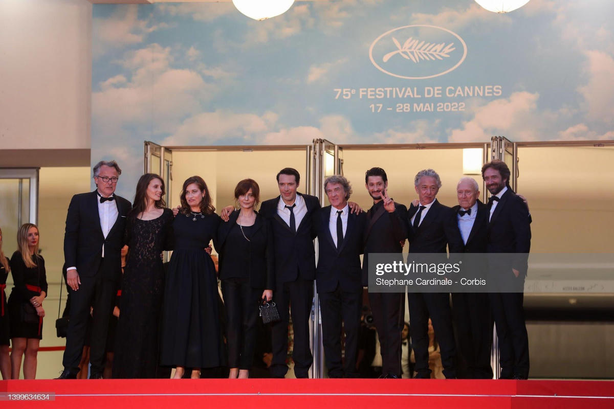 Tối cùng ngày, đoàn phim Mascarade ra mắt tại Cannes 2022. Trong ảnh (từ trái qua phải): François Kraus, Marine Vacth, Emmanuelle Devos, Laura Morante, đạo diễn Nicolas Bedos, François Cluzet, Pierre Niney, Jérôme Seydoux và Denis Pineau-Valencienne.
