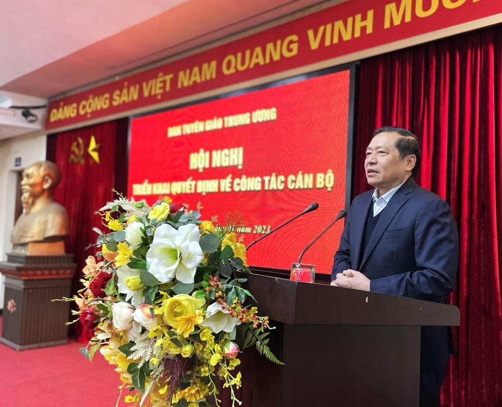 Ông Lại Xuân Môn, Ủy viên Trung ương Đảng, Bí thư Đảng ủy cơ quan, Phó trưởng ban Thường trực Ban Tuyên giáo Trung ương phát biểu giao nhiệm vụ cho 4 đồng chí.(Ảnh: TA).