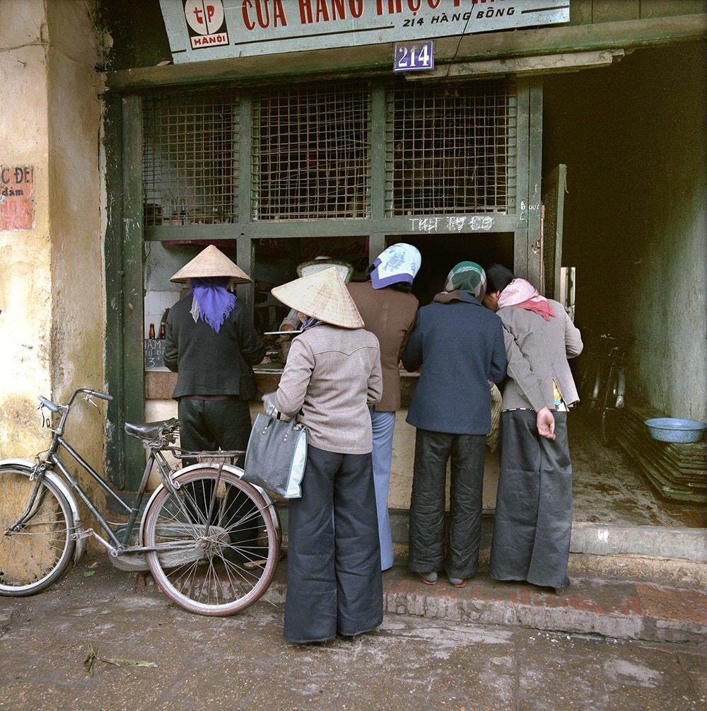 Cửa hàng mậu dịch ở 214 Hàng Bông năm 1986.  