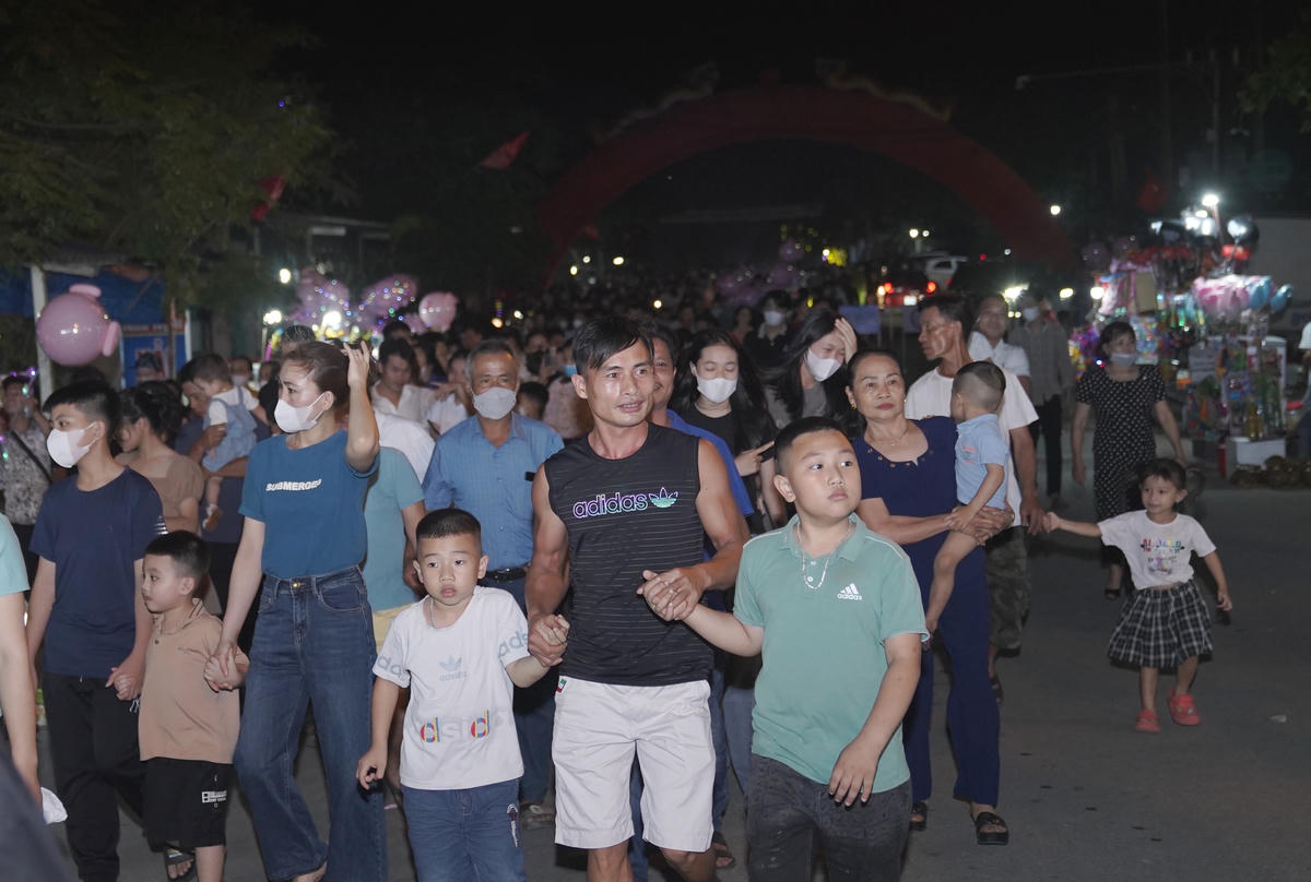 Hàng nghìn du khách nô nức đi xem chương trình khai trương du lịch biển.
