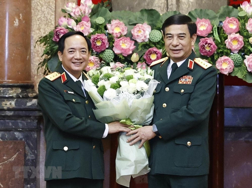 Đại tướng Phan Văn Giang, Bộ trưởng Bộ Quốc phòng chúc mừng đồng chí Trịnh Văn Quyết. Ảnh: Thống Nhất/TTXVN.