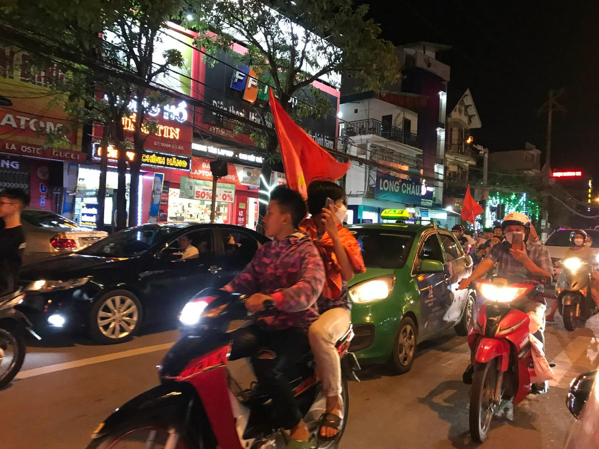 Đi ăn mừng nhưng không quên phát trực tiếp lên Facebook.