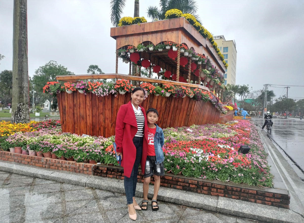 Chị Nguyễn Thị Tuyển và con trai check in ở Quảng trường 24/3.