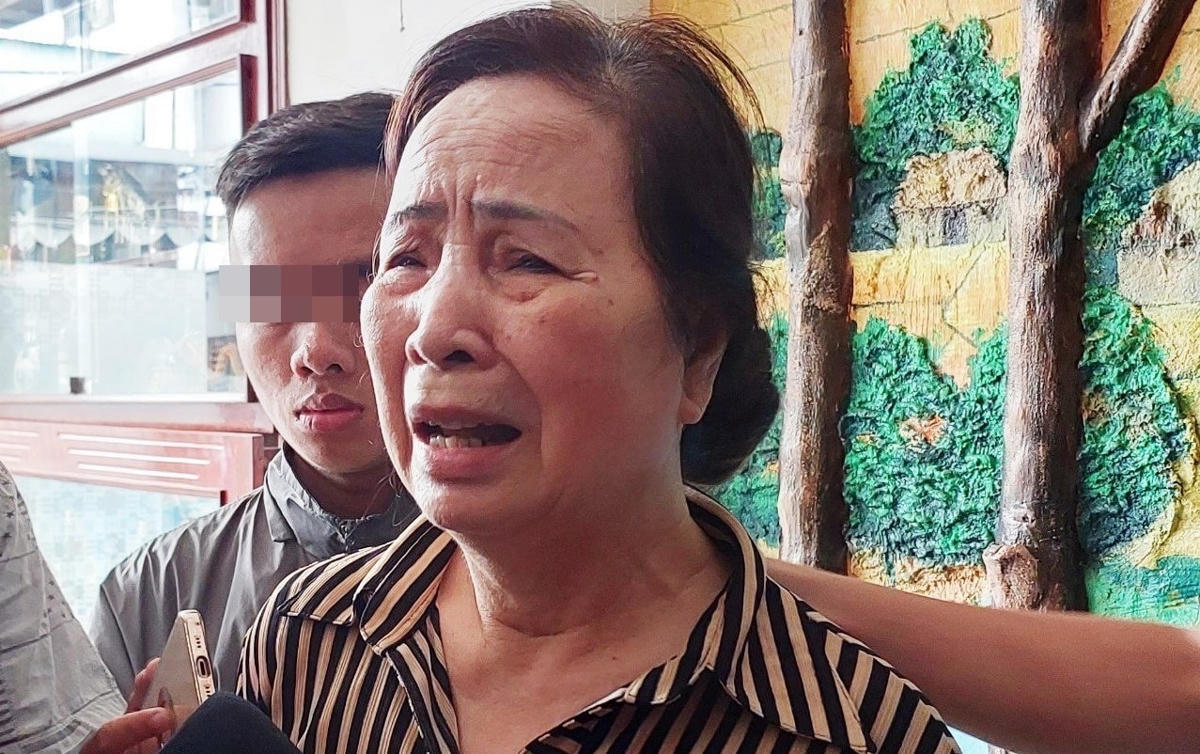 Bà Hồ Thị Phương, chị ruột ông Hồ Tá Lực đau đớn khi cùng lúc mất 3 người thân.