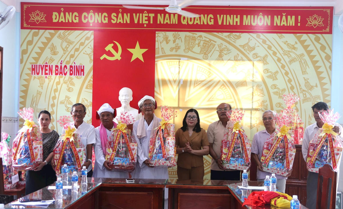 Bà Bố Thị Xuân Linh, Chủ tịch Ủy ban Mặt trận Tổ quốc Việt Nam tỉnh Bình Thuận, tặng quà cho các vị sư cả, người có uy tín, cán bộ Mặt trận xã nhân dip Tết Katê 2023.