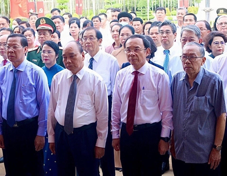 Các đại biểu dành tưởng nhớ các anh hùng, liệt sĩ và tham gia dâng hương, dâng hoa tại Di tích Lịch sử quốc gia Ngã Ba Giồng.