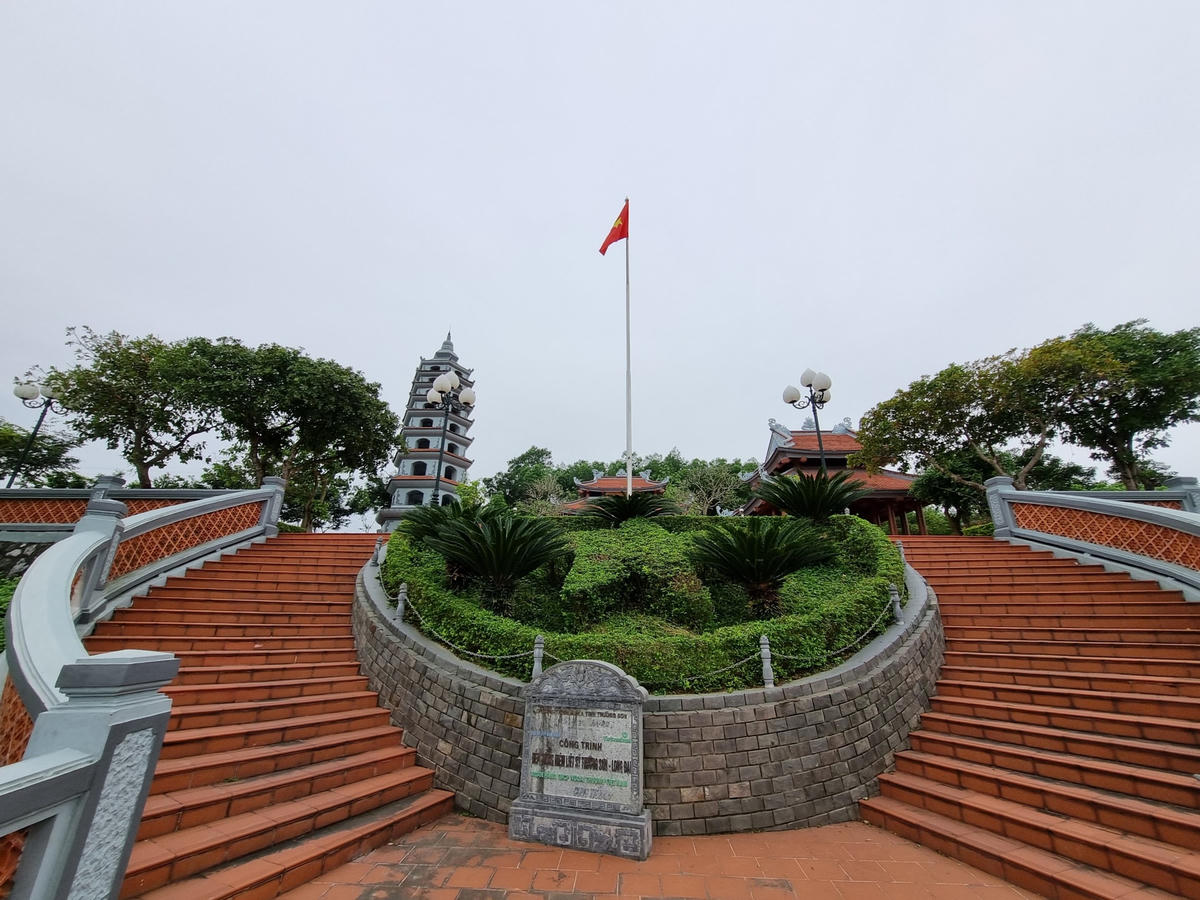Xung quanh đền là hệ thống bậc tam cấp, cây cảnh, vườn hoa được thiết kế hòa hợp với tự nhiên.