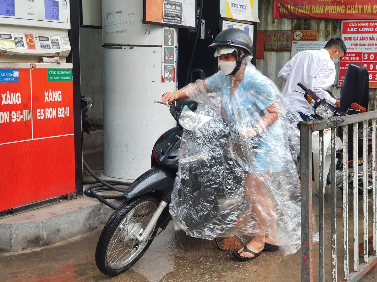Dù xăng tăng cao, nhưng vì nhu cầu vẫn phải cần đến, chị Thanh cắn răng đổ đầy bình.