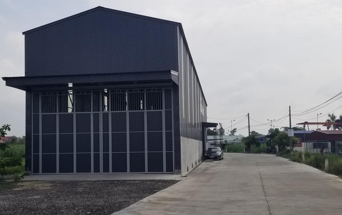 Nhà xưởng rộng 1.400 m2 được ông Phạm Văn Thiệu xây dựng trái phép trên đất hành lang giao thông quốc lộ 10 cũ, đoạn qua xã Tiên Cường.