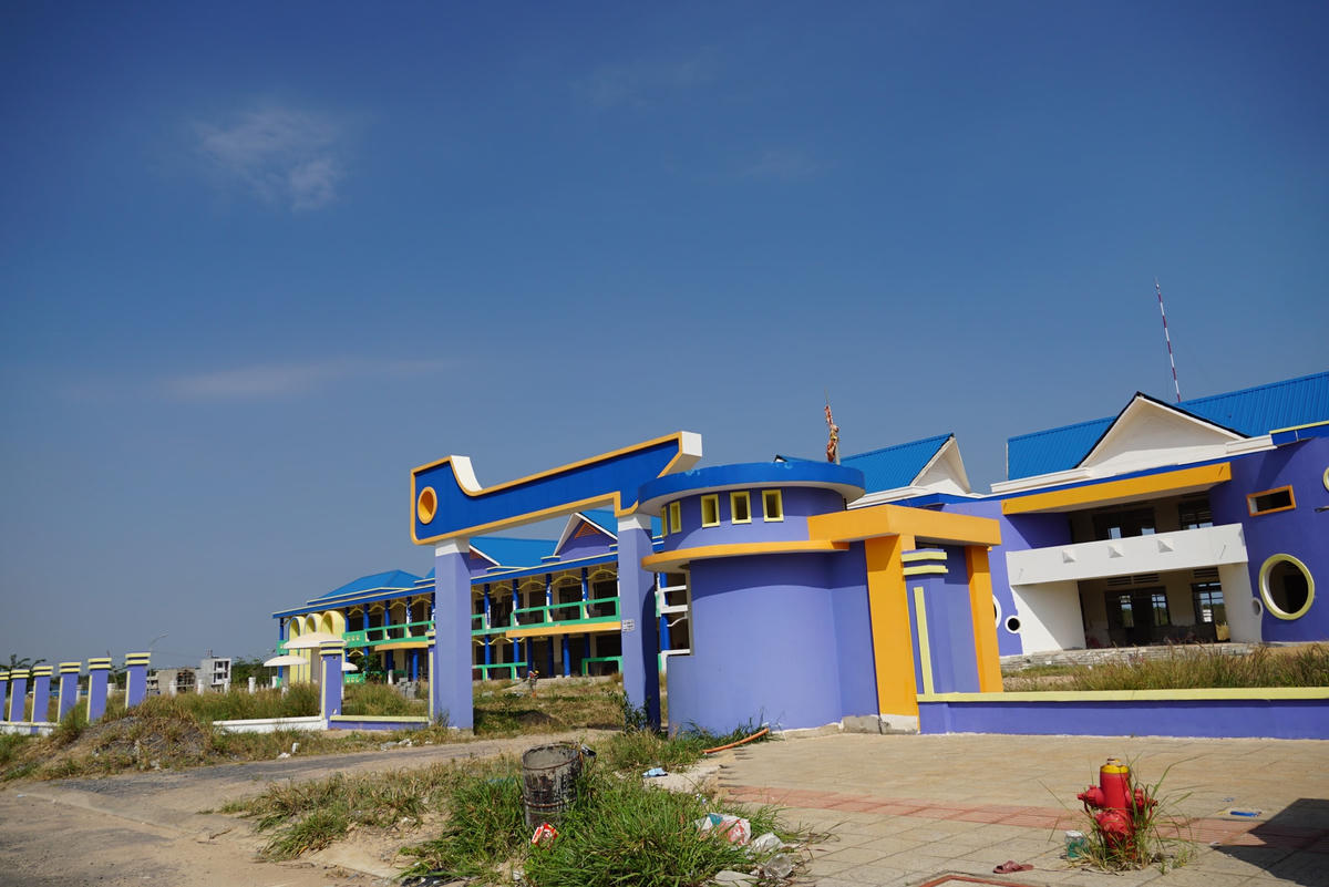 Tuy hạ tầng đã gần như hoàn thiện nhưng nhiều công trình trọng điểm như trường học vẫn chưa được xây dựng xong. Ảnh: Mạnh Thìn.