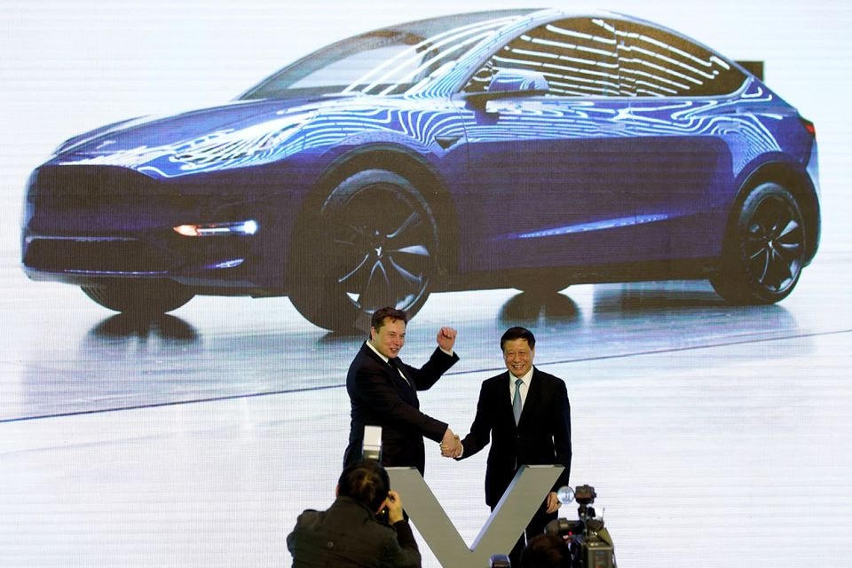 Giám đốc điều hành Tesla Elon Musk và Thị trưởng thành phố Thượng Hải Ying Yong tham dự lễ ra mắt pin Model Y do Tesla sản xuất tại Thượng Hải, Trung Quốc, ngày 7/1/2020.