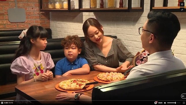 Người đàn ông này hứa hẹn sẽ xoa dịu nỗi đau cho Khánh, giúp cô vượt qua những khó khăn. 