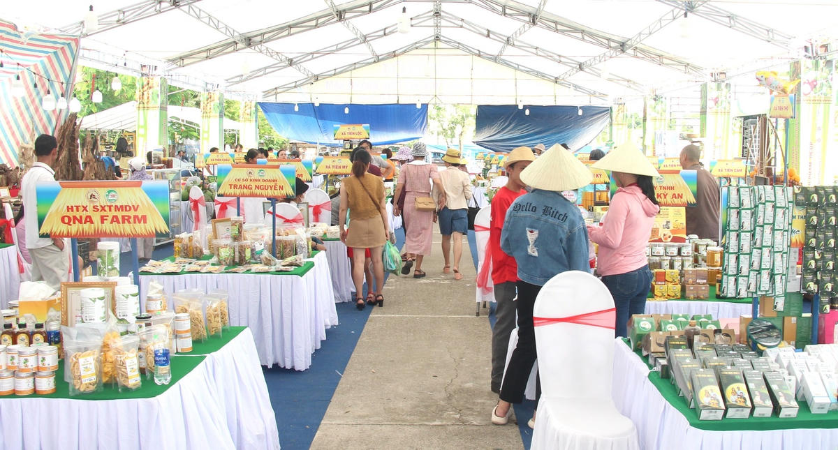 Một góc các gian hàng trưng bày ở huyện Tiên Phước.