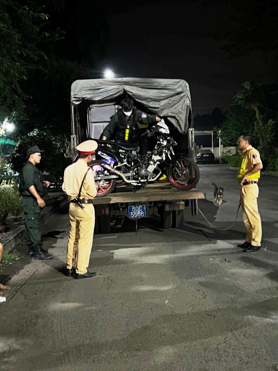 Lực lượng chức năng tạm giữ các phương tiện vi phạm. Ảnh: Trạm Cảnh sát giao thông Ngã ba Thái Lan cung cấp.