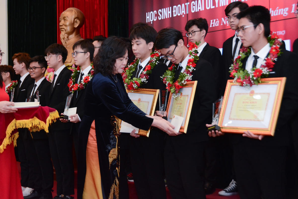 Các học sinh đoạt thành tích tại kỳ thi Olympic quốc tế nhận bằng khen của Bộ GDĐT.