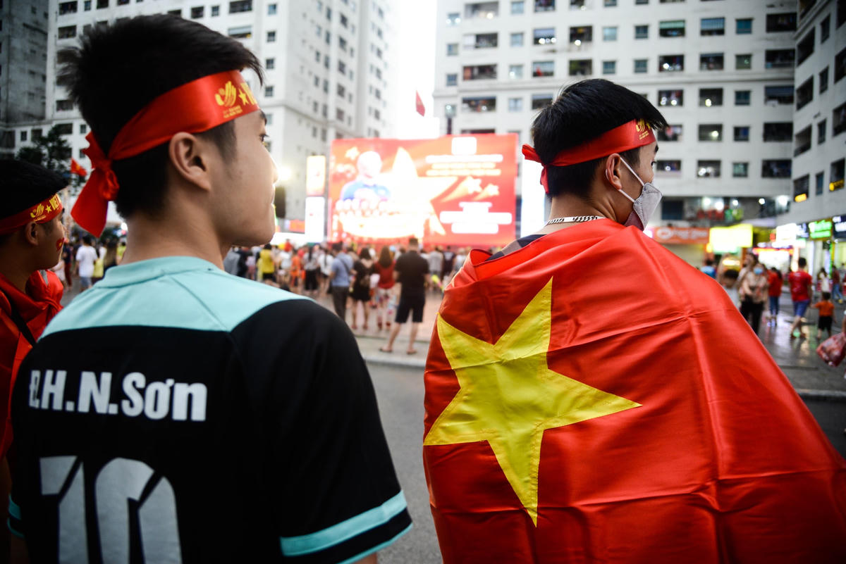 Dân Linh Đàm lắp màn hình lớn cùng xem chung kết 'cho đã'