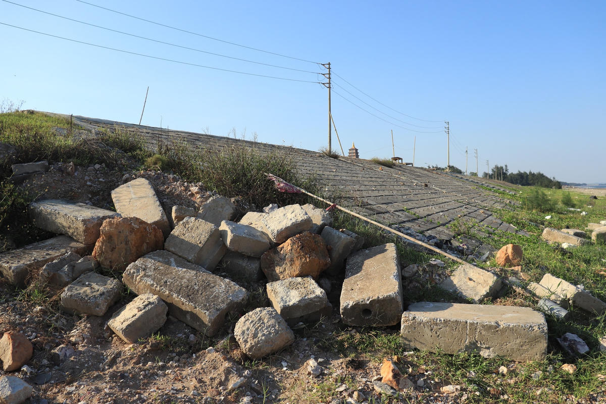 Dù đã được điều chỉnh quy mô chỉ còn gần 1/2 so với thiết kế ban đầu nhưng đến nay, tuyến đê biển vẫn làm chưa xong, thực hiện rất nham nhở, xôi đỗ, không liền mạch, dẫn tới mục tiêu thích ứng biến đổi khí hậu, phát triển du lịch khó đạt hiệu quả.