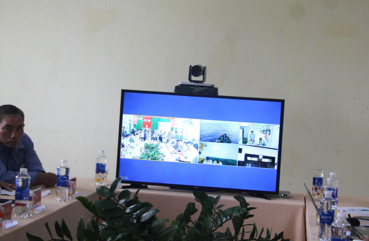 Sở chỉ huy tiền phương liên lạc với lực lượng chức năng tìm kiếm ngoài biển.