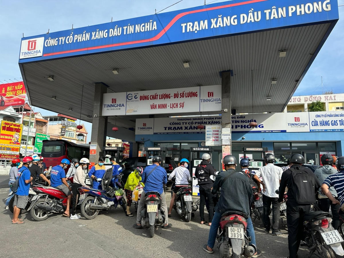 Người dân chen chúc đổ xăng ở Trạm xăng dầu Tân Phong, phường Trảng Dài, TP Biên Hòa sáng 29/10. Ảnh: Mạnh Thìn.