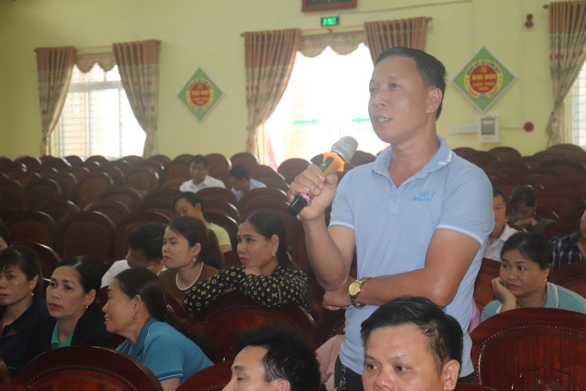 Ông Cao Viết Đình và anh Cao Văn Sơn trình bày ý kiến tại hội nghị.