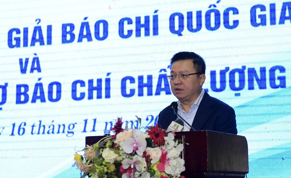 Ông Lê Quốc Minh, Ủy viên Trung ương Đảng, Tổng Biên tập Báo Nhân Dân, Phó trưởng ban Tuyên giáo Trung ương, Chủ tịch Hội Nhà báo Việt Nam phát biểu tại hội nghị.