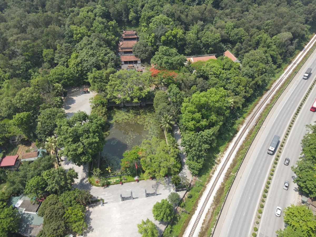 Cách Trung tâm TP Thanh Hóa khoảng 20km về phía Bắc, Khu di tích Bà Triệu thuộc xã Triệu Lộc, huyện Hậu Lộc.