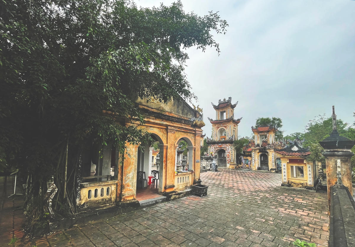 Tại đền, kiến trúc khắc nổi được sử dụng nhiều, tương ứng với hình tượng các vị tướng quân, tứ linh, hoa văn họa tiết cách điệu...
