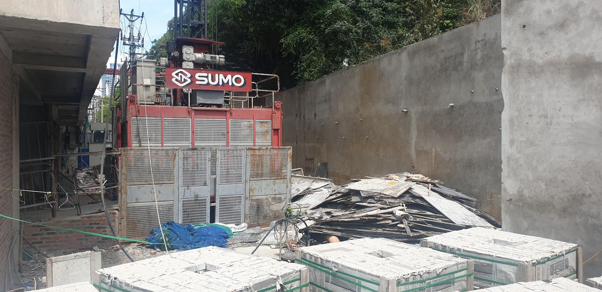 Khoảng đất phía sau dự án là đất hành lang kỹ thuật thuộc quyền quản lý của TP Hạ Long, nhưng đã bị chủ đầu tư dự án chiếm dụng sau khi xây kè.