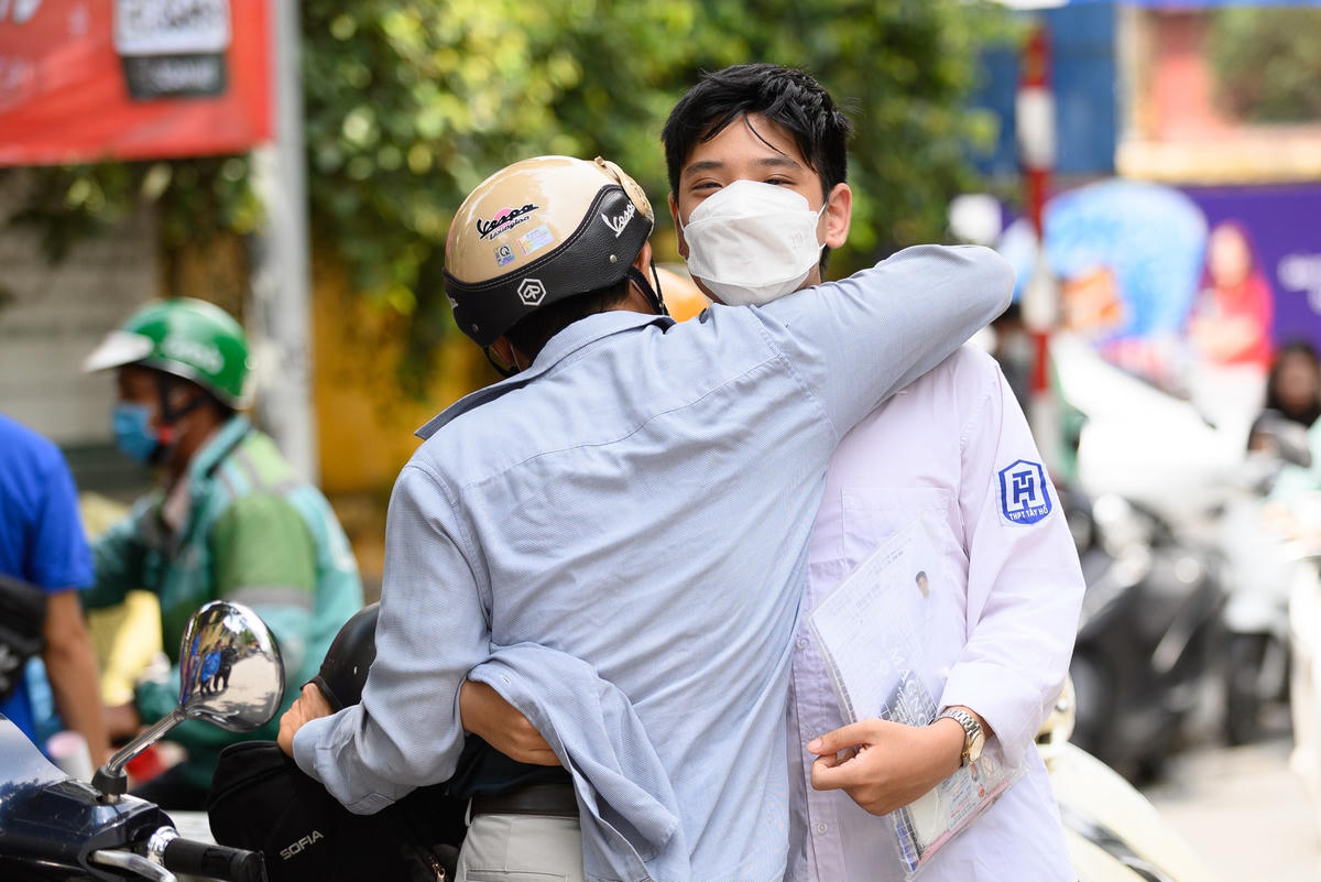 Xúc động cảnh người cha ôm đứa con trai của mình vào lòng. Ảnh: Lê Trung 