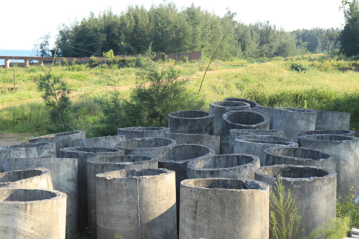 Hàng nghìn khối bê tông đã được nhà thầu đúc sẵn, hàng trăm cống thoát nước đã được hoàn thiện nhưng nay bị vứt ngổn ngang dọc bờ biển.