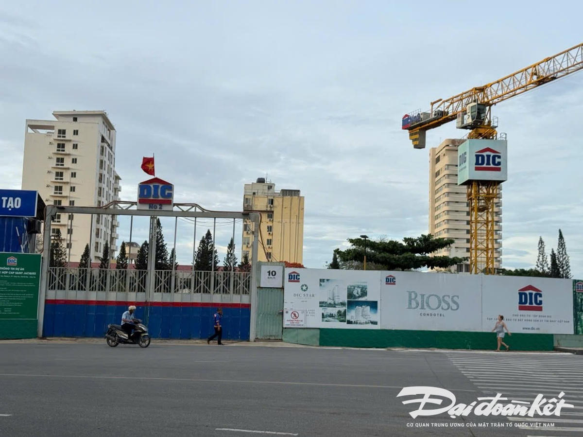 Dự án căn hộ du lịch nghỉ dưỡng Vũng Tàu Pearl nằm trên quỹ đất vàng trung tâm TP Vũng Tàu đang hiện trạng thi công dang dở. Ảnh: T.Nam.