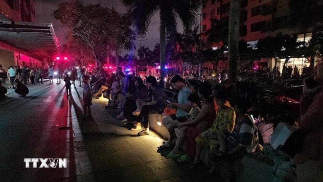 Hơn 21 giờ, hàng nghìn cư dân Chung cư Mizuki chưa trở lại căn hộ do toàn bộ điện trong khu vực bị cắt khi vụ cháy bùng phát. (Ảnh: TTXVN phát) ttxvn-chay-chung-cu2.jpg