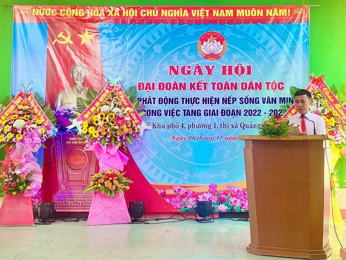 Nhân dân và cán bộ khu phố 4 (phường 1) cùng 5 tập thể được khen thưởng vì đã có nhiều thành tích trong tổ chức Ngày hội Đại đoàn kết.