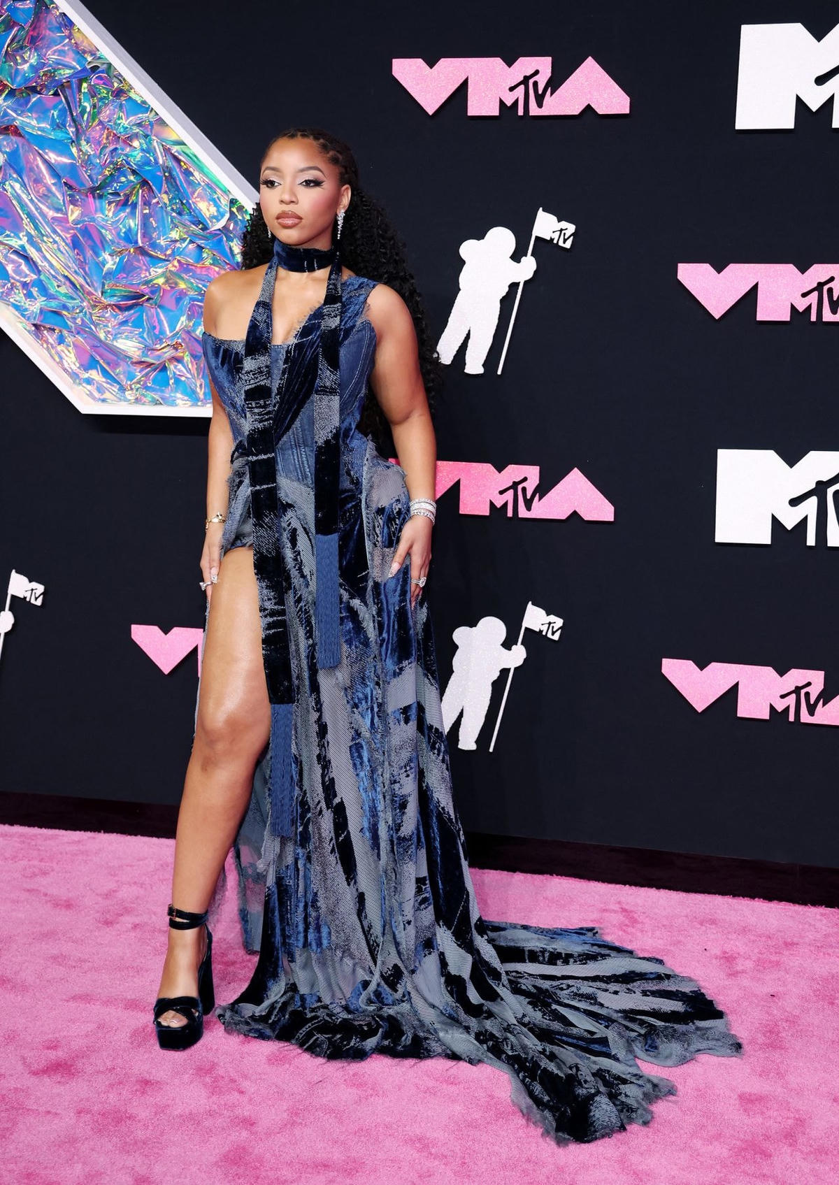 Chloe Bailey xuất hiện tại VMAs 2023 trong một chiếc váy chắp vá bằng vải nhung denim có dây buộc, từ bộ sưu tập Ready-To-Wear Thu-Đông 2023 của Roberto Cavalli.
