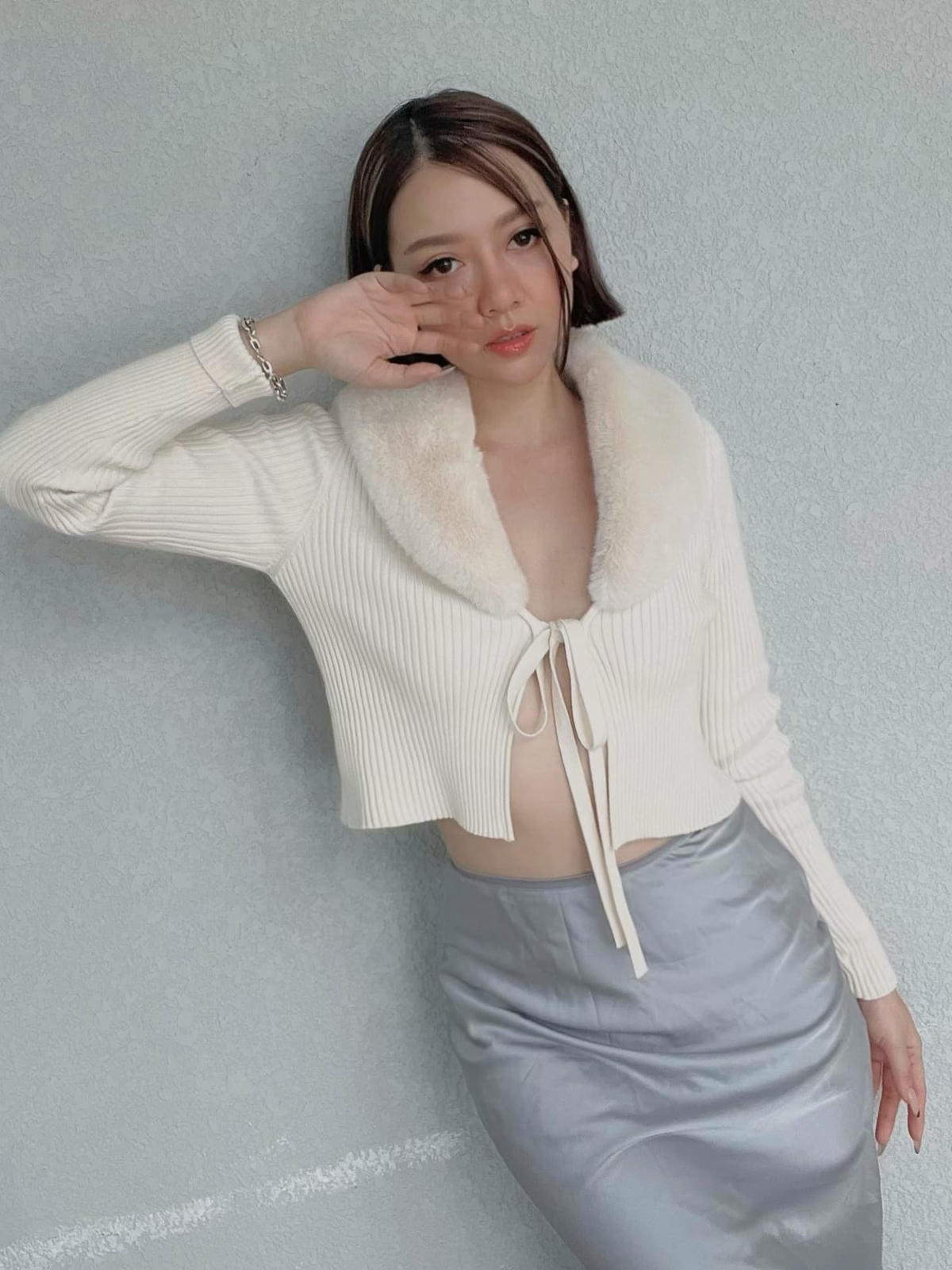 Dù ăn mặc kín đáo, song trong từng phân cảnh, Băng Di vẫn làm toát lên nét kiêu kỳ, quyến rũ của một quý cô thường thấy.