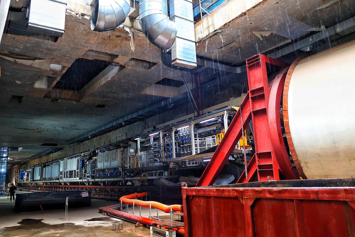 TBM là một cỗ máy lớn với nhiều bộ phận phức tạp như đầu cắt, khiên đào, tay trộn, buồng điều áp, xilanh đẩy, hệ thống vận chuyển đất thải.