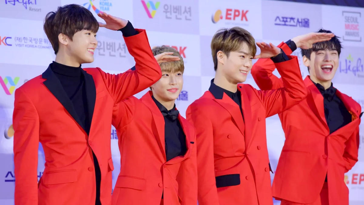 Các thành viên của ban nhạc K-pop Astro (từ trái qua phải): Yoon San-Ha, MJ, Moon Bin, Cha Eun-Woo, tham dự Lễ trao giải Âm nhạc High1 Seoul lần thứ 26 tại sân vận động Jamsil Arena, Hàn Quốc, năm 2017. Ảnh: CNN.